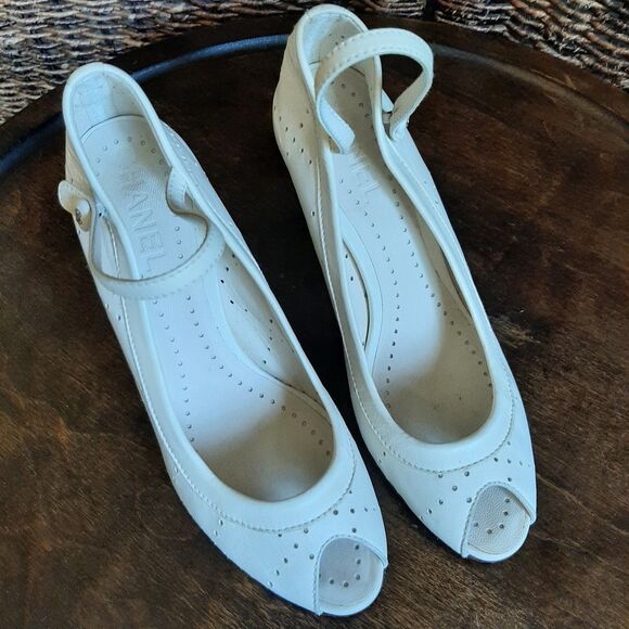 CHANEL Peep Toe Mary Jane Pumps 38 Cream Perforated Leather Heels Logo Old Money - Picture 6 of 15